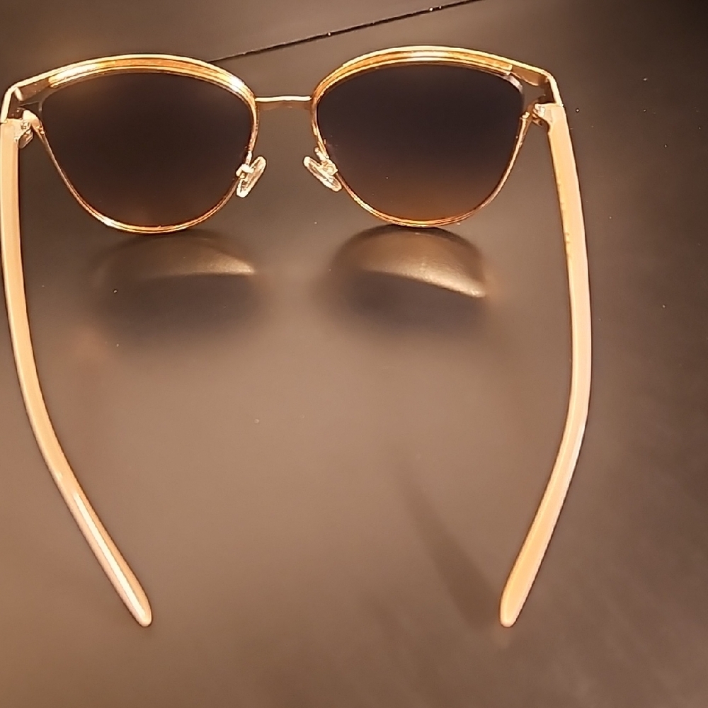 Tahari Biege and Black Sunglasses - Picture 5 of 6